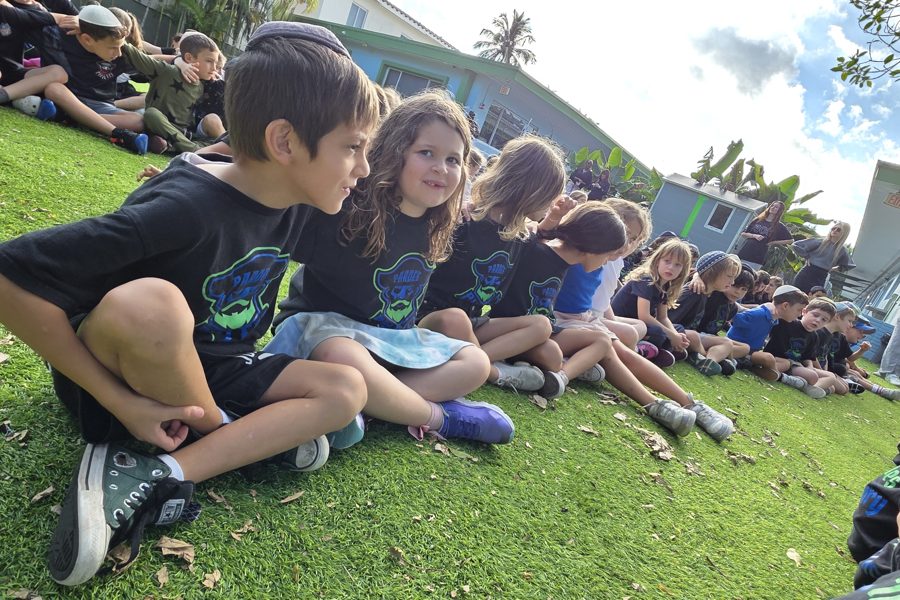 Pardes children together outside on the grounds